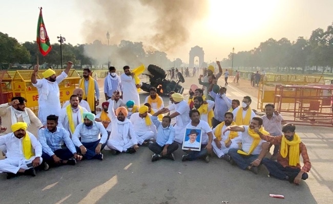 Farm bill protest at India Gate