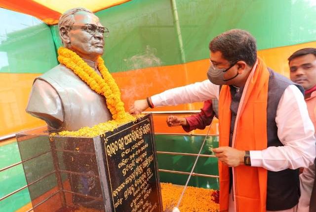 Dharmendra Pradhan unveils the statue of former PM Atal Bihari Vajpayee at Jagatsinghpur