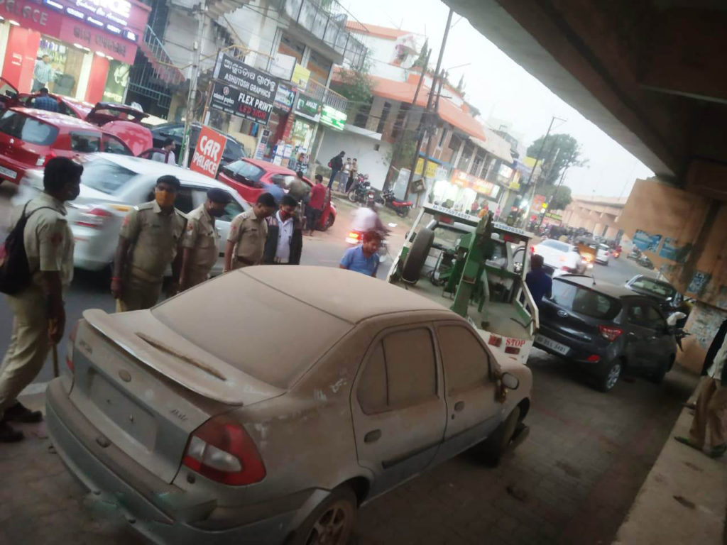 Commissionerate Police (Traffic) launches special drive to remove abandoned vehicles parked along the pavements