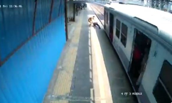 Mumbai Constable rescues Man from Railway Track...