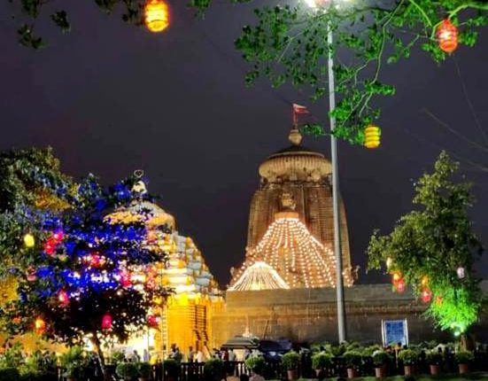 On the eve of Maha Shivratri, Lingaraj Temple in Bhubaneswar decked up with vivid flowers & lights