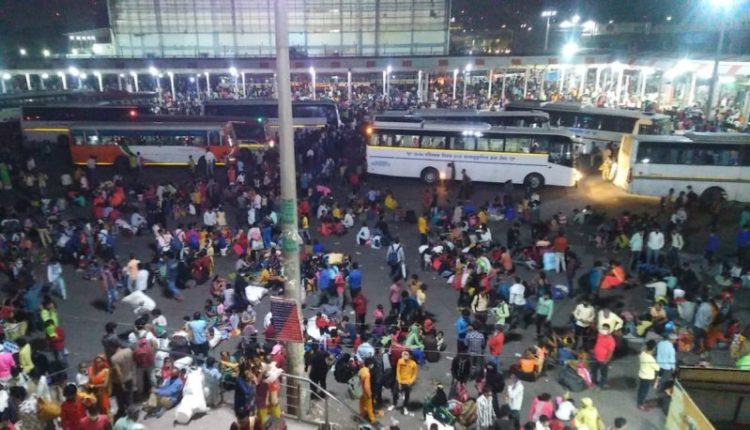 Delhi Lockdown- thousands of migrant workers head home