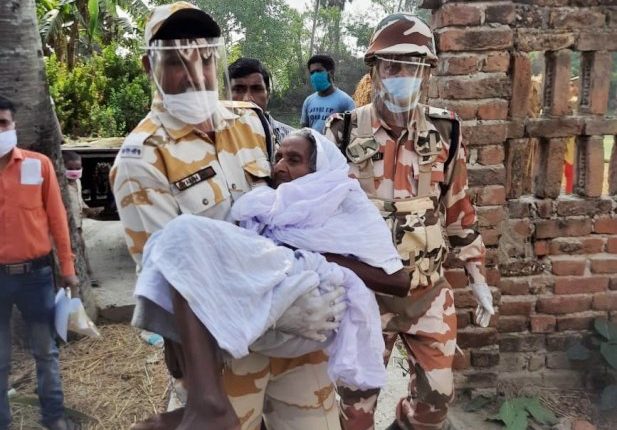 ITBP jawan carried elderly voter in West Bengal to polling booth