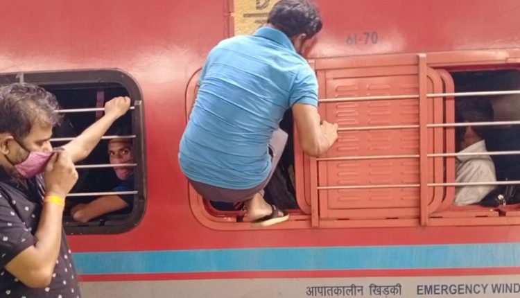 Migrant labourers leave Mumbai in packed trains fearing lockdown