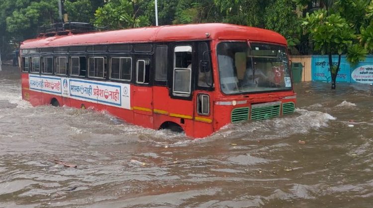 First Monsoon Rains hit Maharashtra; affects local trains, road traffic and low-lying areas