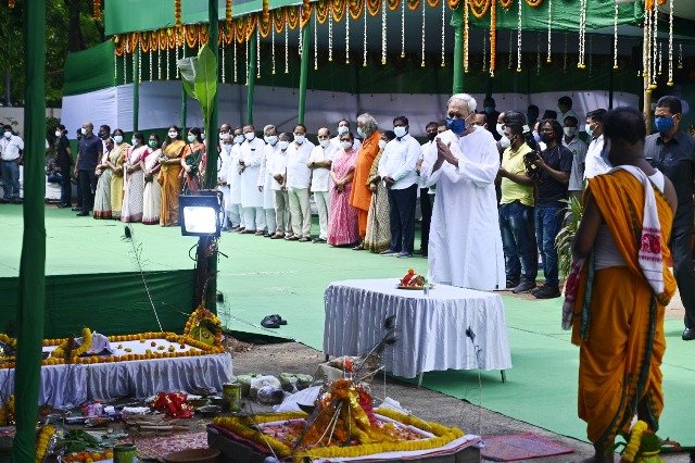 Naveen conducts 'Bhumi Pooja' for a new BJD Office