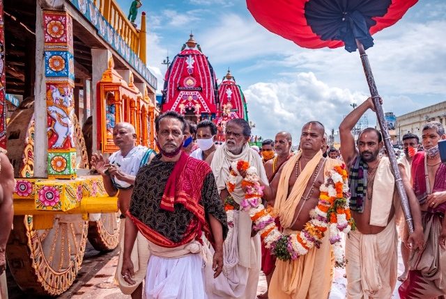 Servitors pull chariots of Holy Trinity to Singhadwara after 'Agyanmala' rituals