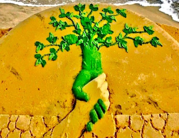 Sudarsan Pattnaik creates sand art on Friendship Day