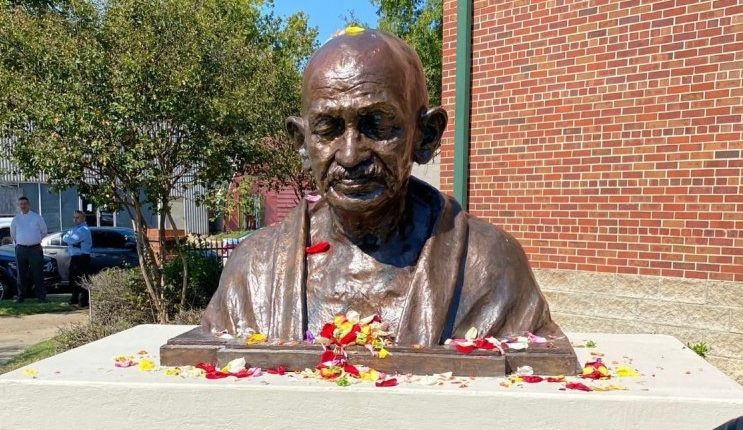 A bronze statue of Mahatma Gandhi was unveiled in Clarksdale, Mississippi.