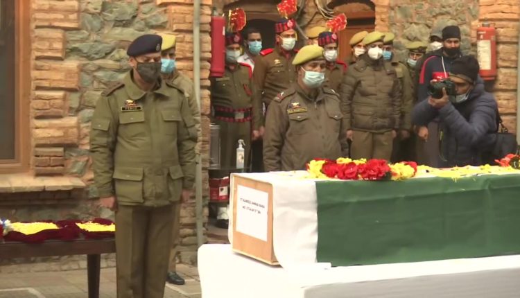 Srinagar - IGP Kashmir Vijay Kumar along with other police personnel pays tribute to constable Rameez Ahmad Baba who lost his life in yesterday's terrorist attack