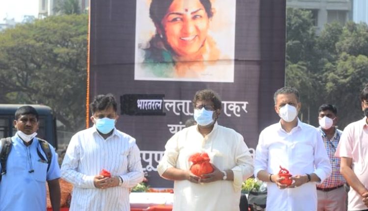 Legendary singer Lata Mangeshkar's nephew, Adinath Mangeshkar collects her ashes from Shivaji Park in Mumbai