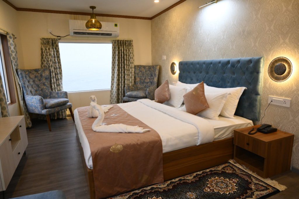 In Pics: Odisha’s First Luxury Houseboat ‘Garuda’ flagged off in Chilika