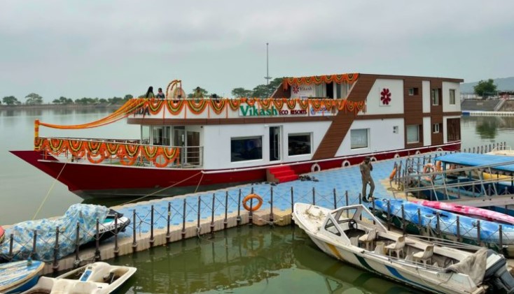 Odisha’s First Luxury Houseboat ‘Garuda’ flagged off in Chilika