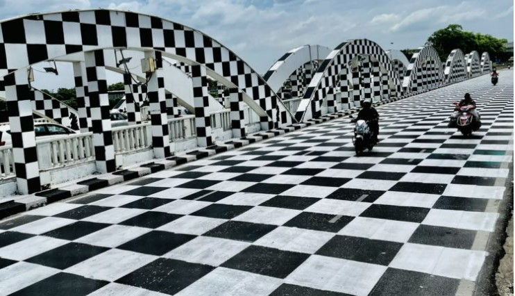 Chennai's Napier bridge is painted like a chessboard ahead of the 44th Chess Olympiad