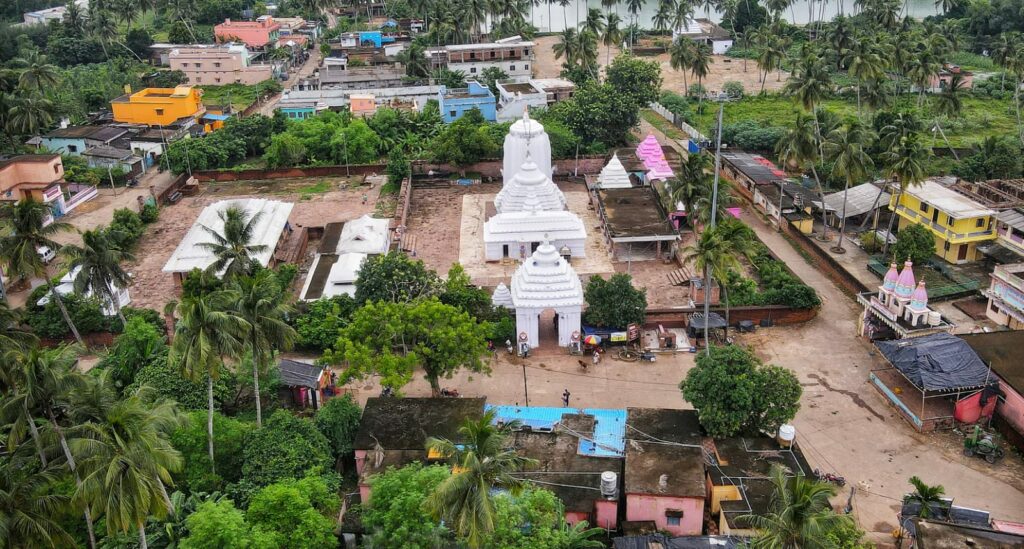Scretary to Chief Minister (5T) VK Pandian today visited the famous Alarnath Temple in Brahmagiri about 20 kilometres from Puri.