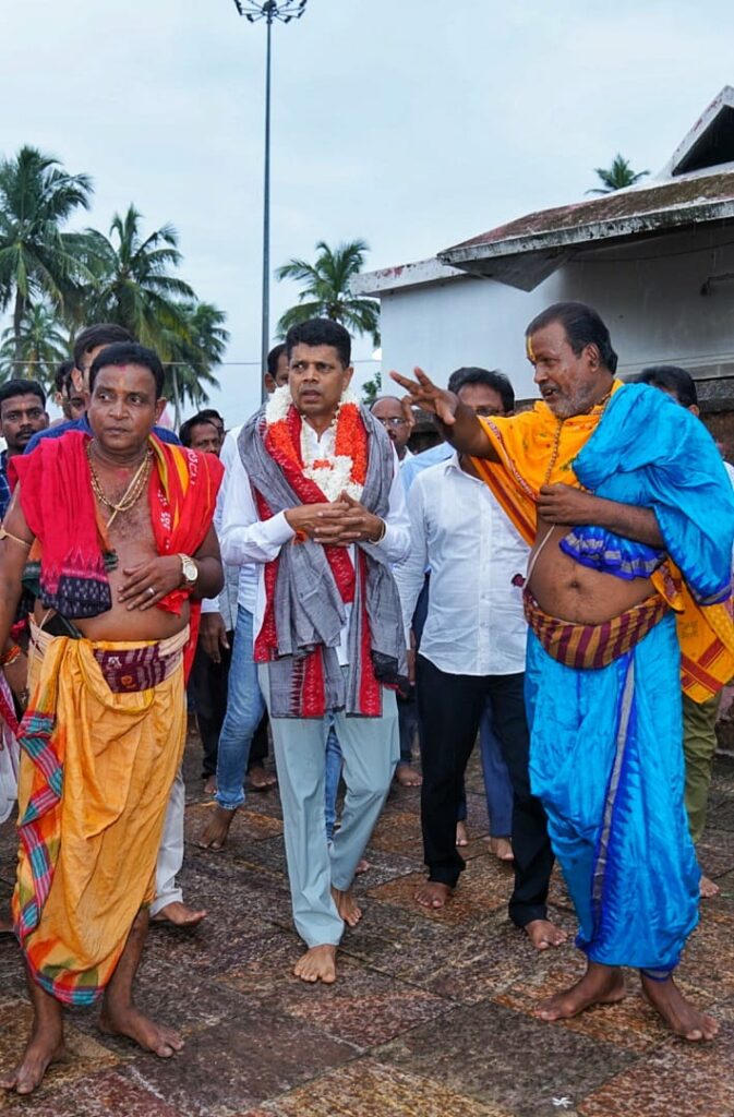 Scretary to Chief Minister (5T) VK Pandian today visited the famous Alarnath Temple in Brahmagiri about 20 kilometres from Puri.