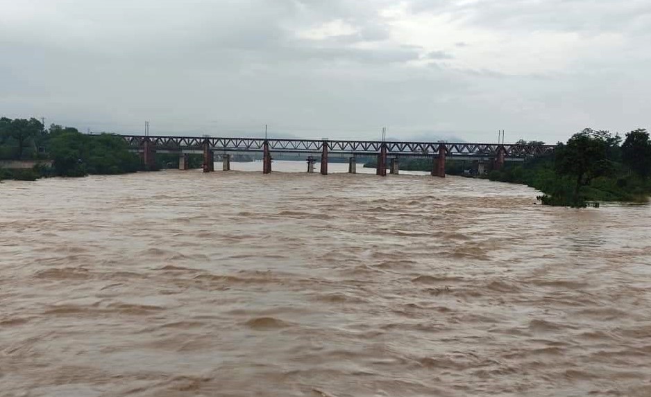 Jharkhand opens 6 sluice gates of Galudih barrage; Subarnarekha river breaches danger mark at Rajghat. Water level stands at 11.01m against the danger mark of 10.36m.