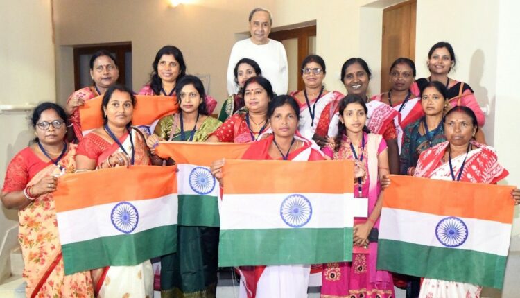 The self-help group members of Mission Shakti from different districts of the State meet Odisha CM Naveen Patnaik.