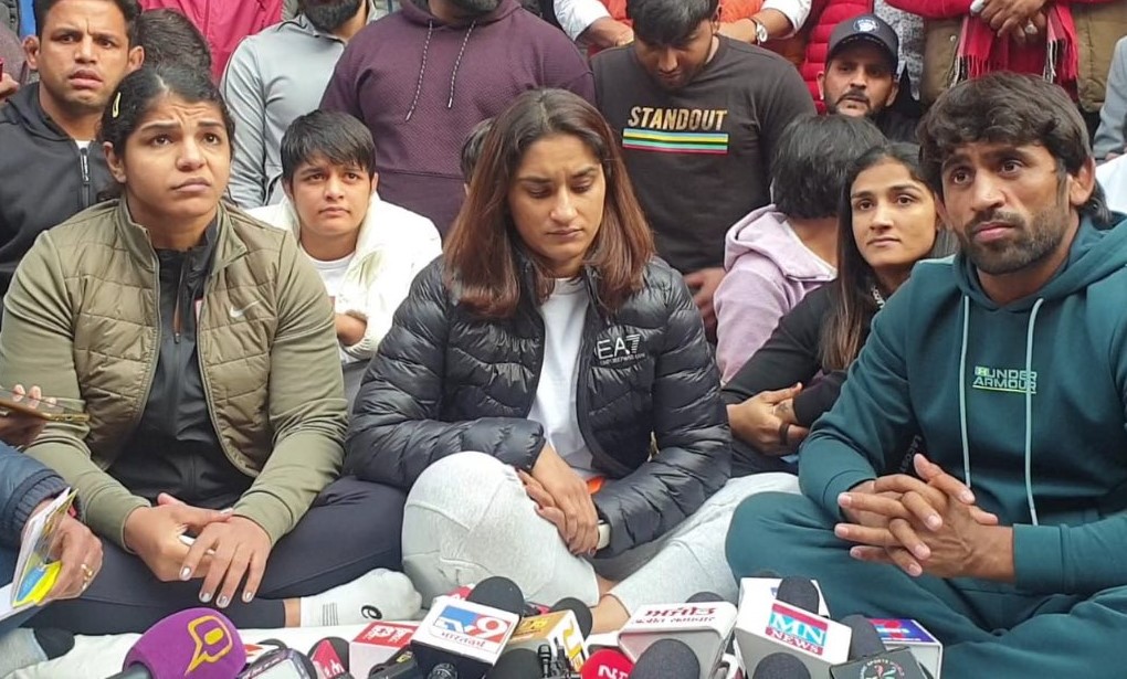Wrestlers Vinesh Phogat, Sakshee Malikkh, Bajrang Punia & other wrestlers sit on a silent protest at Jantar Mantar for the second day against WFI.