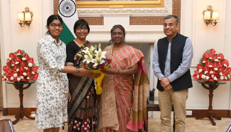 Child Author from Odisha Anantinee Mishra meets President Murmu