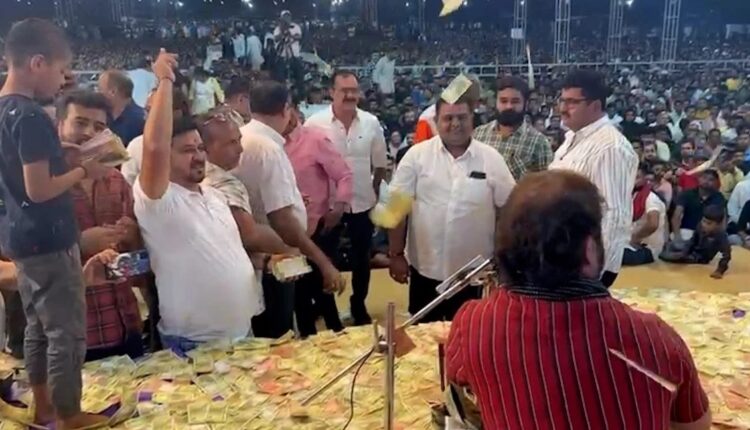 In a Bhajan program organised by Valsad Agniveer Gau Seva Dal, people showered money on Gujarati folk singer Kirtidan Gadhvi in Gujarat’s Valsad.