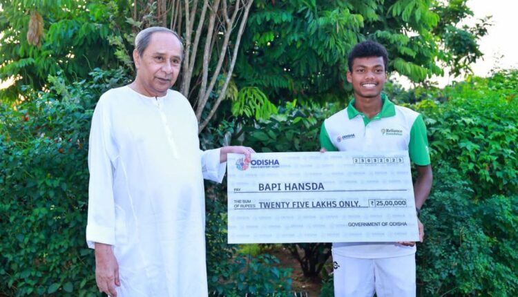Chief Minister Naveen Patnaik felicitated Odisha’s track and field athlete Bapi Hansda with a cash award of Rs 25 Lakh for winning Gold in the 400m hurdles at 18th National Youth Athletics Championship.