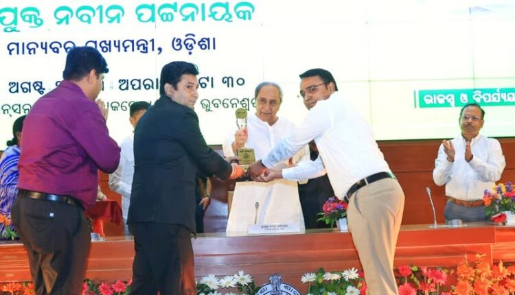 Odisha CM Naveen Patnaik felicitated 19 districts of Odisha for excellent performance in computerisation of land records.