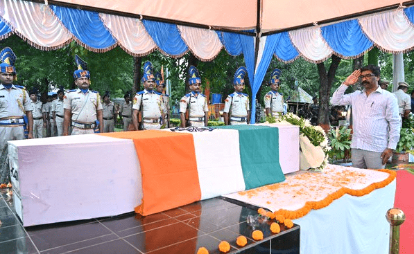 Ranchi: Jharkhand CM Hemant Soren paid tribute to CRPF Constable Sushant Khuntia who lost his life during an encounter with Naxals.
