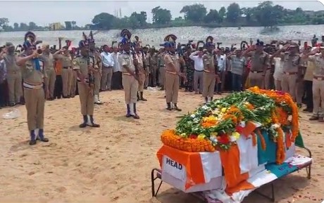 Mortal remains of martyred Odia CRPF Jawan Sushant Khuntia consigned to flames with full state honour at Anandapur in Keonjhar district.