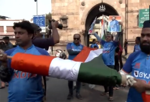 Cricket fans in Ahmedabad, Gujarat carry a 500-feet long tricolour along with a miniature version of World Cup trophy ahead of the finals.