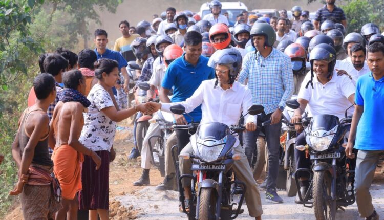 Chairman 5T and Nabin Odisha, VK Pandian visited Bhadrak District, today. He travelled by road for about 50 km, including on bike, all along the Baitarani left embankment.
