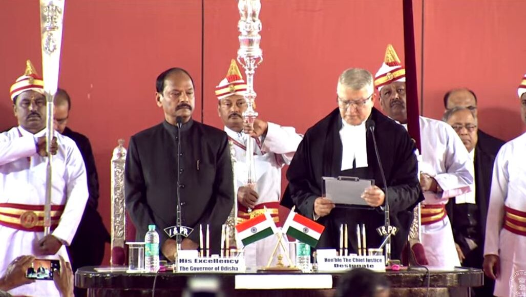 Justice Chakradhari Sharan Singh takes oath as the Chief Justice of Orissa High Court. Odisha Governor Raghubar Das administers the oath of office to Singh.