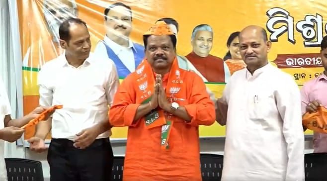 Former Gunupur MLA Trinath Gomango joins BJP