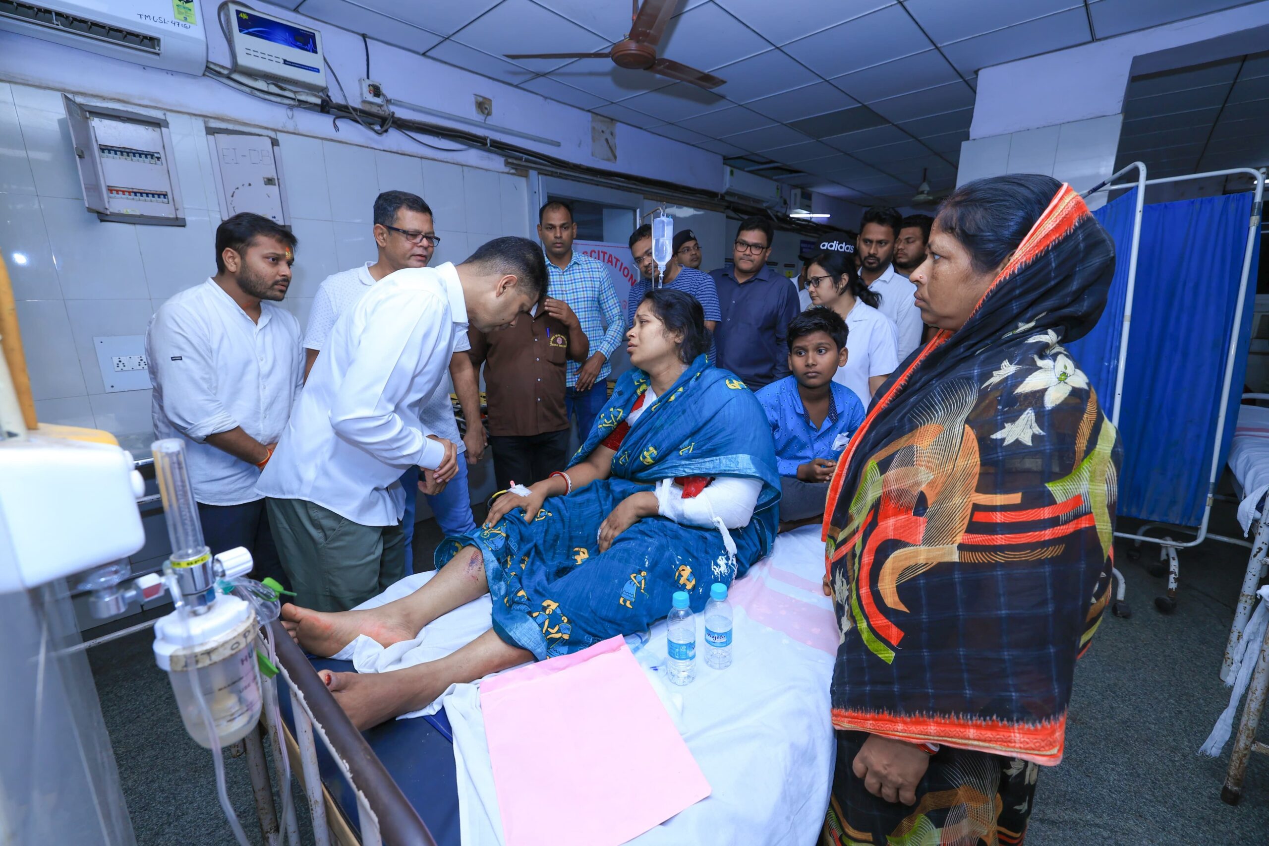 T Chairman VK Pandian meets with Patients of Jajpur Bus Mishap at SCB Medical College and Hospital in Cuttack. 5 passengers are in ICU.