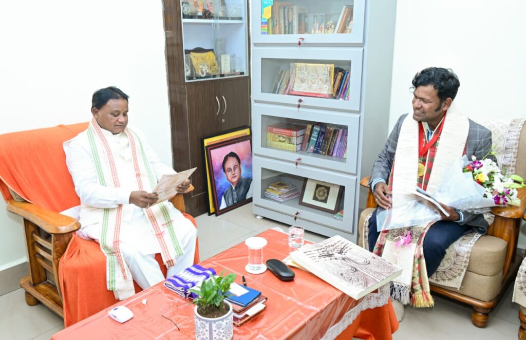 Odisha CM felicitates Sand Artist Sudarsan Pattnaik for his Golden Feat