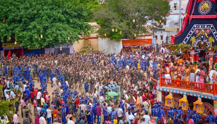 Servitors bring Agyan Mala. On the sixth day of Ratha Jatra, Dakshina Moda ritual is observed ahead of Bahuda Jatra.