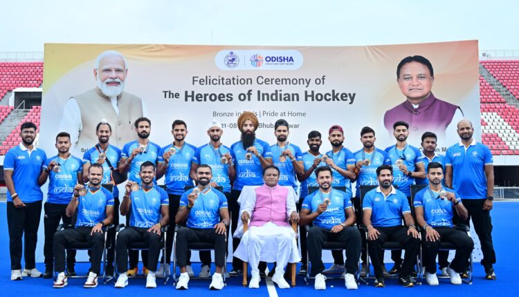 Odisha CM Mohan Charan Majhi felicitates Olympic bronze medal-winning Indian men's hockey team at Kalinga Stadium in Bhubaneswar.