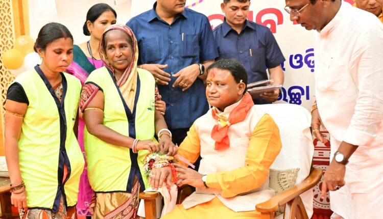 BMC Sanitation Workers tie Rakhi to Odisha CM