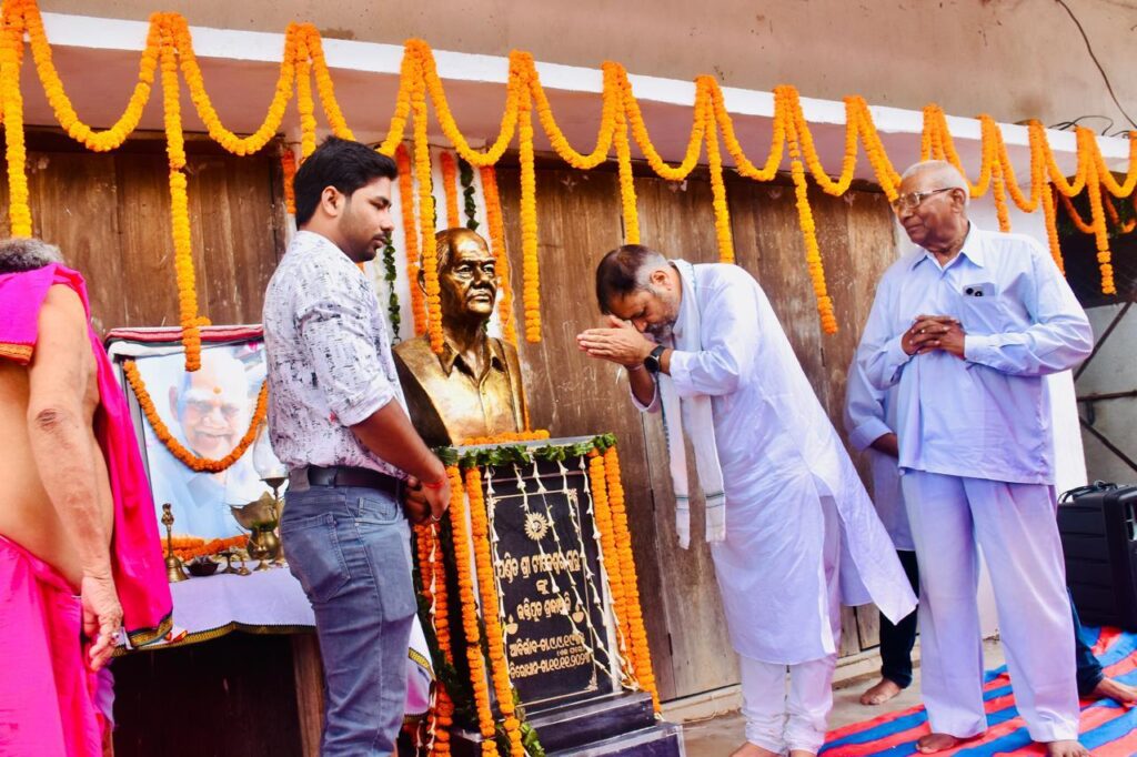 Pandit Tikeswar Guru's Statue unveiled at his Birthplace