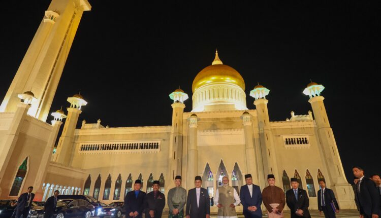 Prime Minister Narendra Modi received guard of honour upon arrival in Brunei; visited Omar Ali Saifuddien Mosque in Brunei.