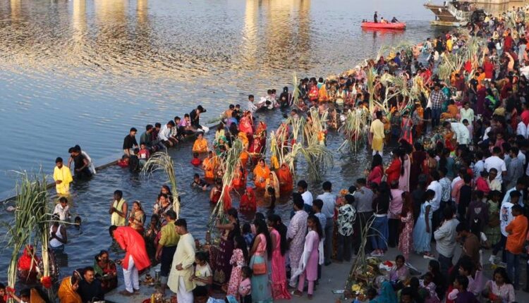 Thousands of devotees offer 'Arghya' to the rising sun in riverbanks on the last day of the holy chhath puja.