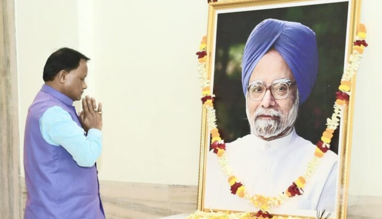 Odisha CM Mohan Majhi pays tributes to former PM Dr. Manmohan Singh’s portrait at Lok Seva Bhavan.