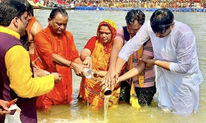 Odisha CM Mohan Majhi takes holy dip at Maha Kumbh in Prayagraj; prays for everyone’s wellbeing.