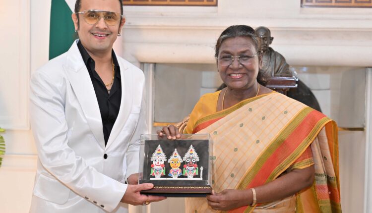 Sonu Nigam performs in front of President Droupadi Murmu at President’s Estate to marks the Rashtrapati Bhavan Diwas.