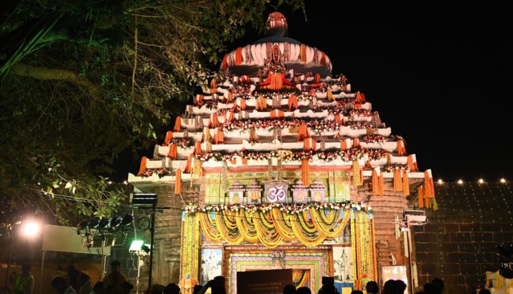 Devotees queue up outside Lingaraj Temple in Bhubaneswar to offer prayers on the occasion of Maha Shivaratri.