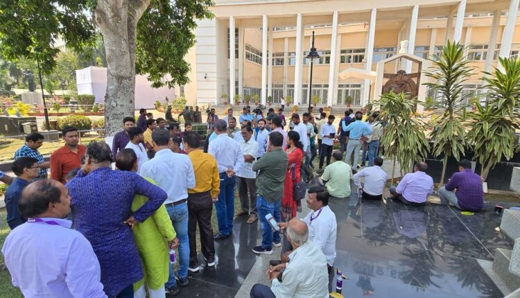 Journalists protest against ban on Mobiles in Assembly Press Gallery