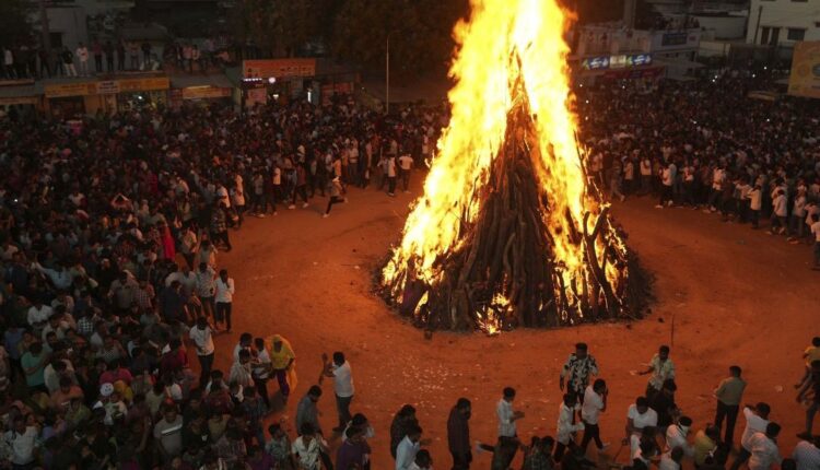 Gujarat: As many as 5,000 gathered to witness Holika Dahan in Gandhinagar's Palaj village. 'Bonfire pile' prepared for this occasion was 35 feet high.