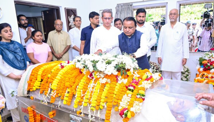 Odisha CM Mohan Majhi paid last respects to eminent poet and Padma Bhushan awardee Ramakant Rath at his residence.