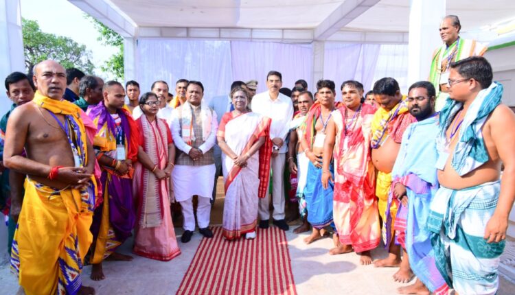 President Draupadi Murmu, Governor Dr. Haribabu Kambhampati, Chief Minister Mohan Charan Majhi and Speaker Surma Padhi paid homage to the Lord at the Nila Madhav Temple in Kantilo.