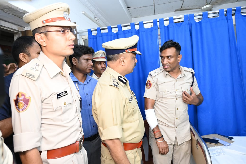 DGP YB Khurania meets injured policemen; vows to take stern action against the people involved in violence.